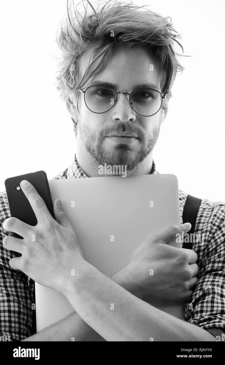 Bel homme à lunettes avec un ordinateur portable et smartphone Banque D'Images