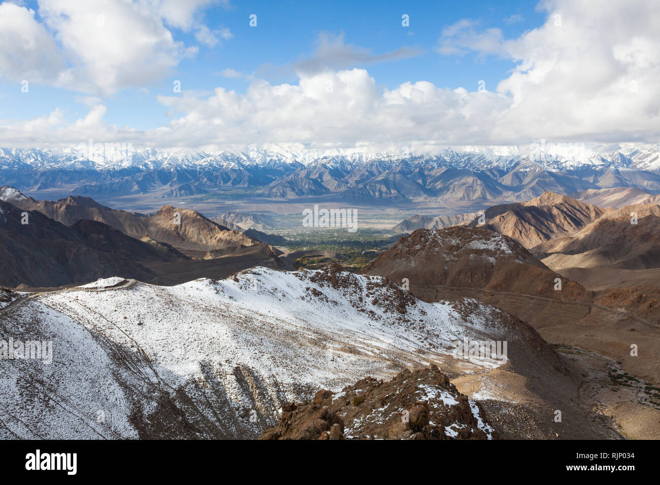 Vue vers Leh, vallée de l'Indus et Stok vont de la haute altitude de la route reliant Leh et Khardung La, le Ladakh, le Jammu-et-Cachemire, l'Inde Banque D'Images