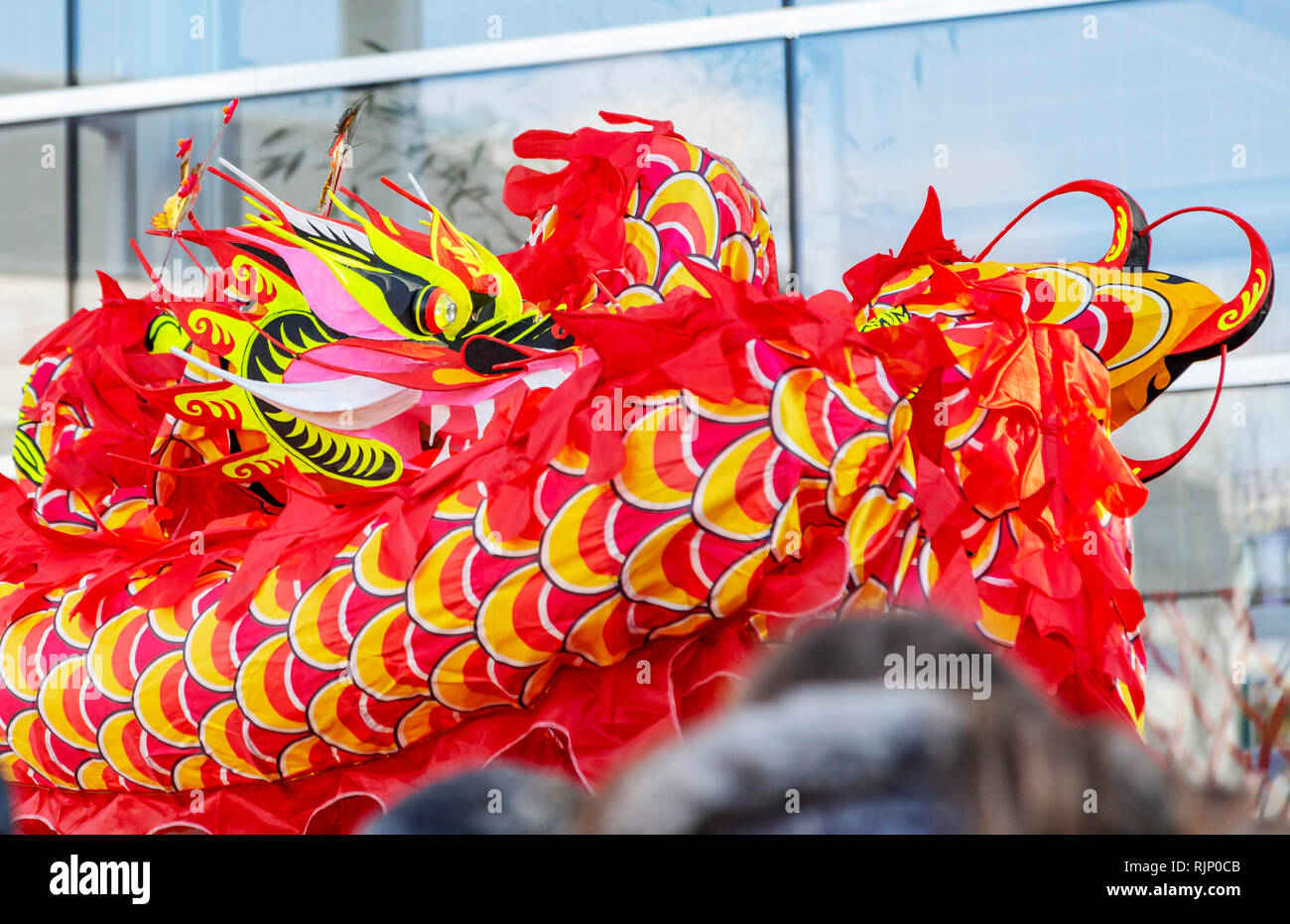 Noisy-le-Grand, France - Février 18,2018 : Détail du Dragon lors de la parade du Nouvel An chinois à Nosy-le-Grand sur février 18,2018. Banque D'Images