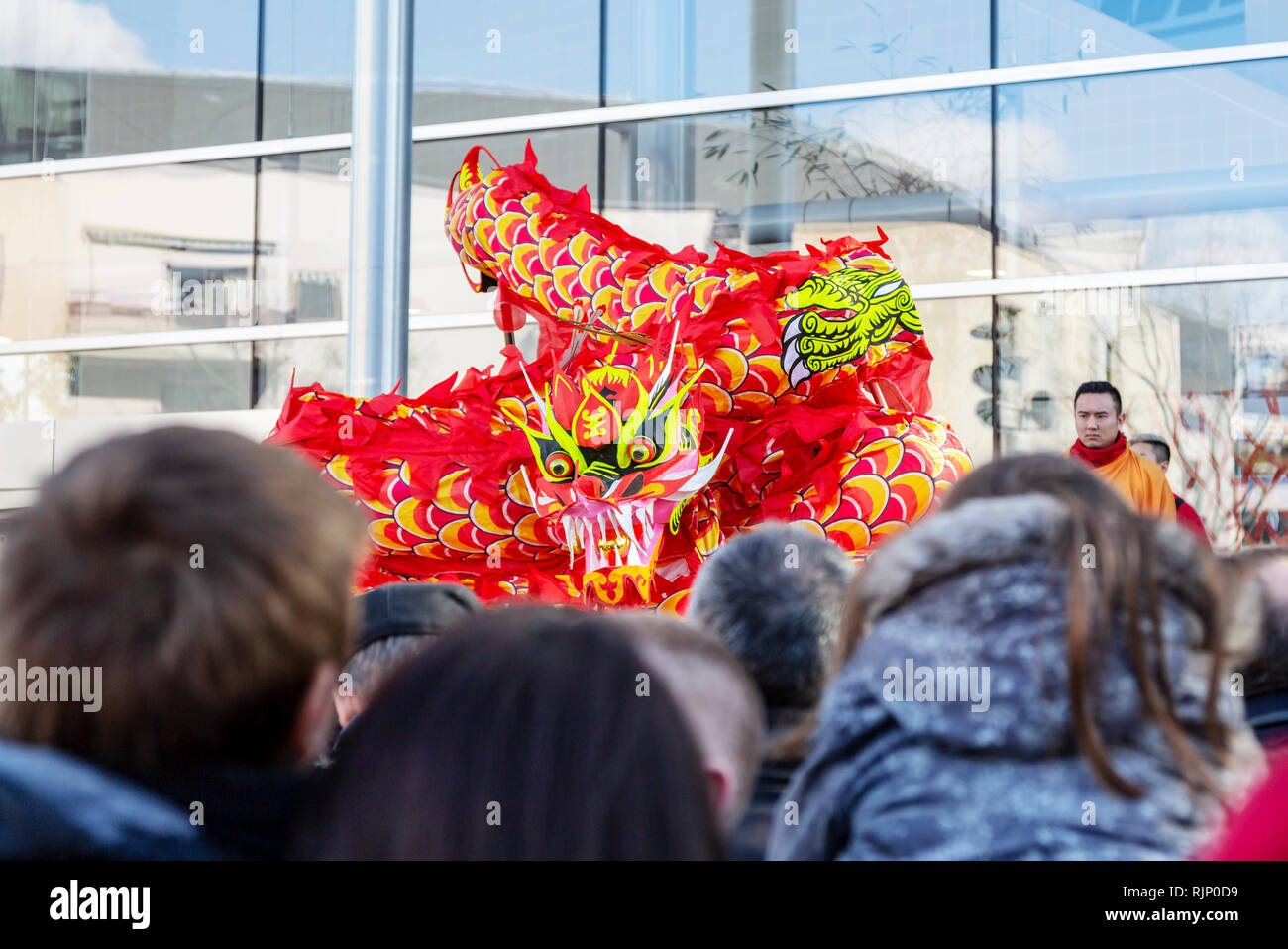 Noisy-le-Grand, France - Février 18,2018 : Détail du Dragon lors de la parade du Nouvel An chinois à Nosy-le-Grand sur février 18,2018. Banque D'Images