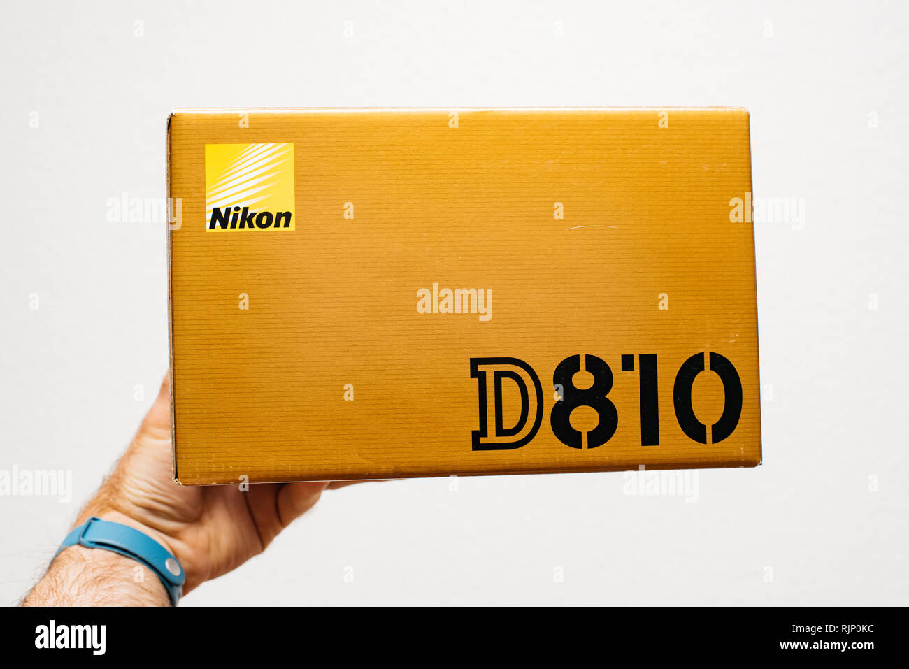 PARIS, FRANCE - DEC 15, 2018 : fond blanc contre un Nikon D810 appareil photo reflex numérique fort avant d'unboxing Banque D'Images