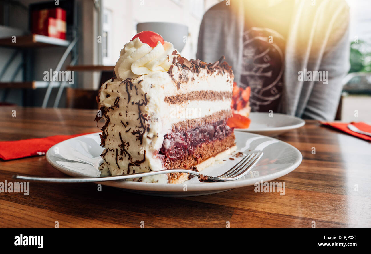Manger De Delicieux Gateau Foret Noire Dessert Allemand Avec Tasse De Cafe Dans La Cafeteria Photo Stock Alamy