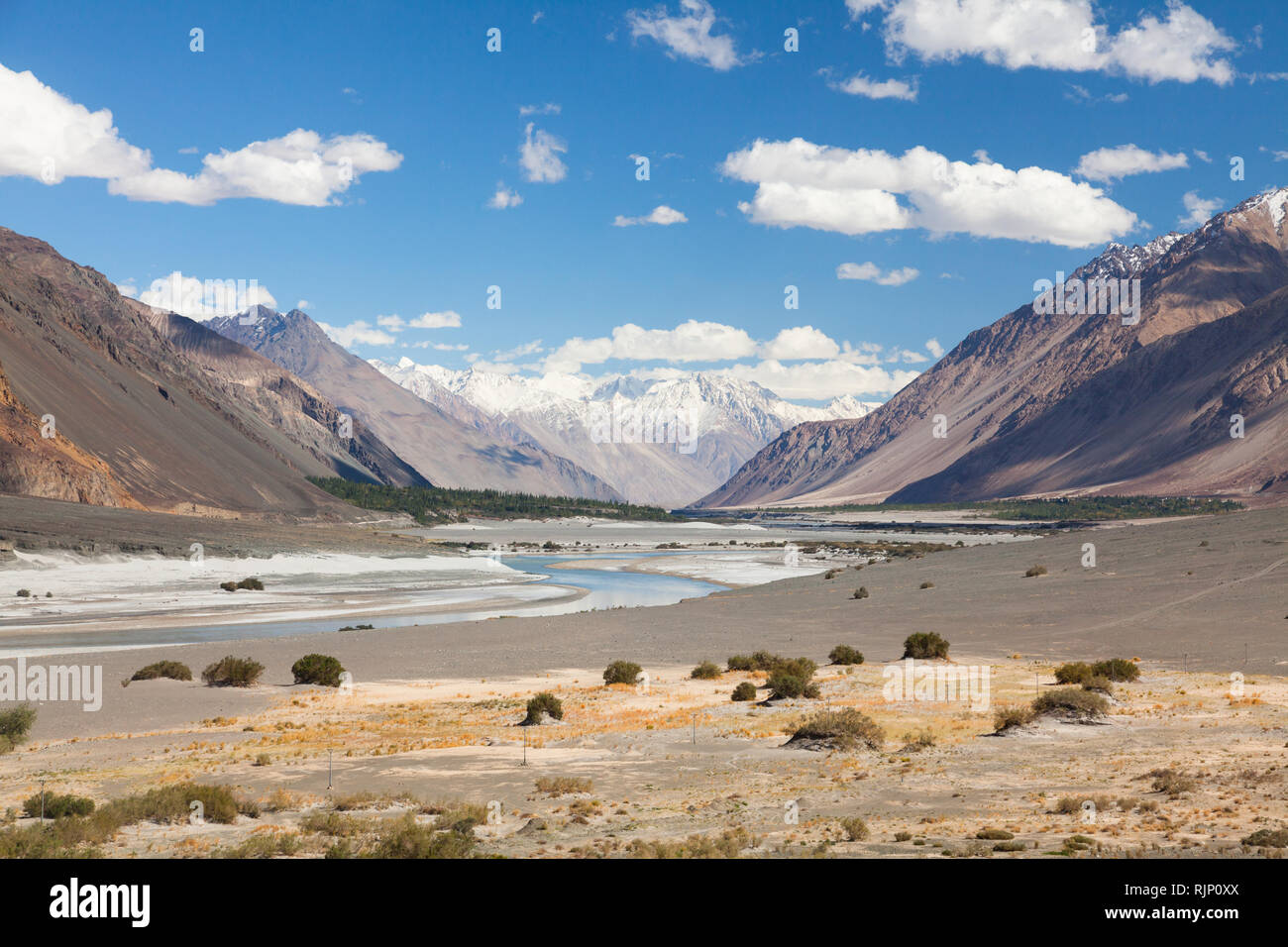 De superbes paysages de montagne avec des fleuves Shyok River dans la vallée de Nubra (en partie entre Trekking et Turtuk), le Ladakh, le Jammu-et-Cachemire, l'Inde Banque D'Images