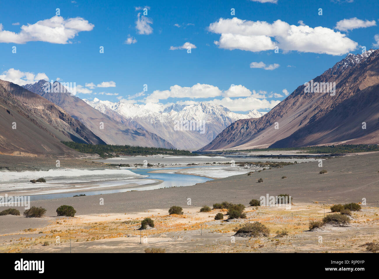 De superbes paysages de montagne avec des fleuves Shyok River dans la vallée de Nubra (en partie entre Trekking et Turtuk), le Ladakh, le Jammu-et-Cachemire, l'Inde Banque D'Images