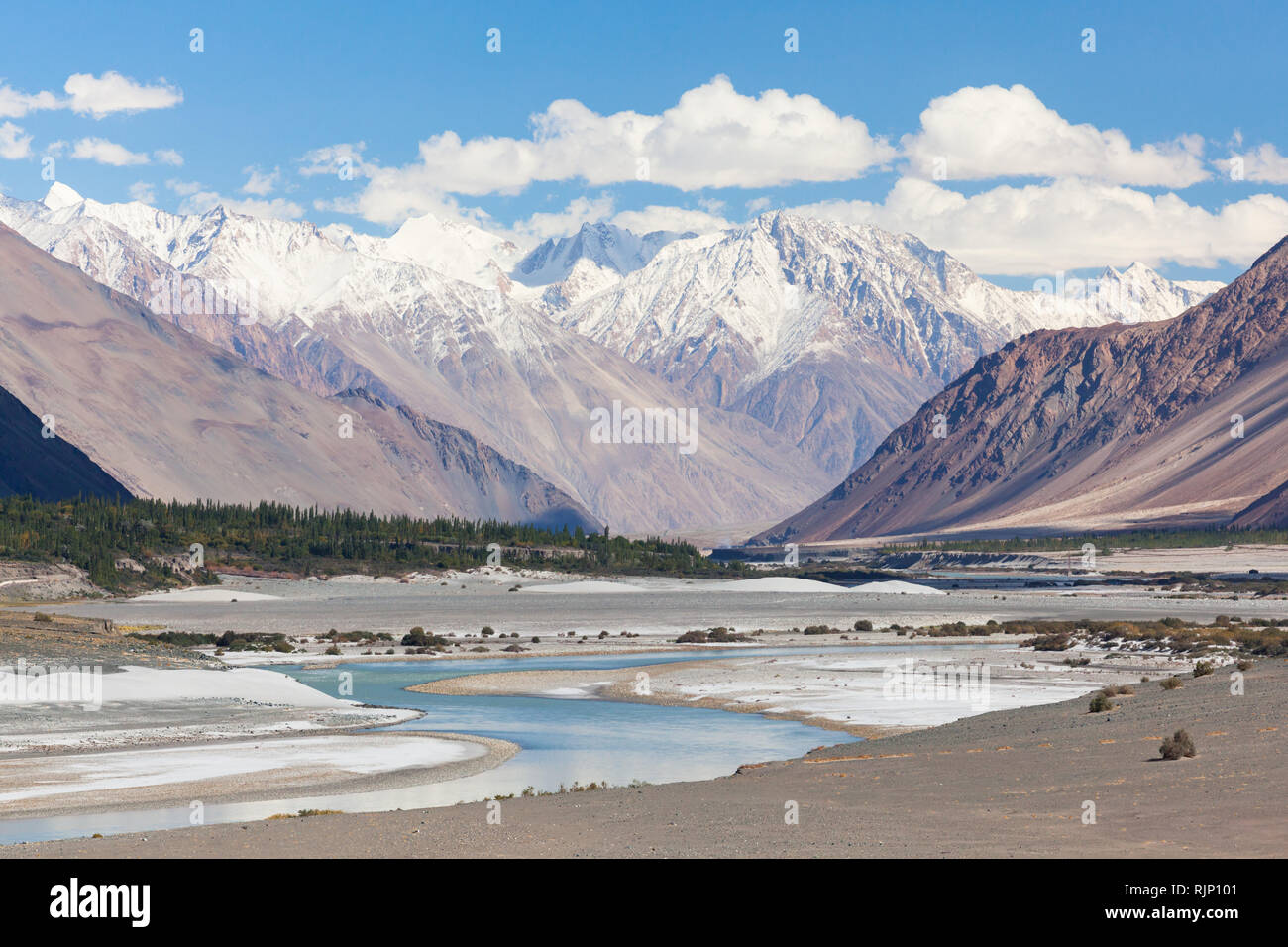 De superbes paysages de montagne avec des fleuves Shyok River dans la vallée de Nubra (en partie entre Trekking et Turtuk), le Ladakh, le Jammu-et-Cachemire, l'Inde Banque D'Images