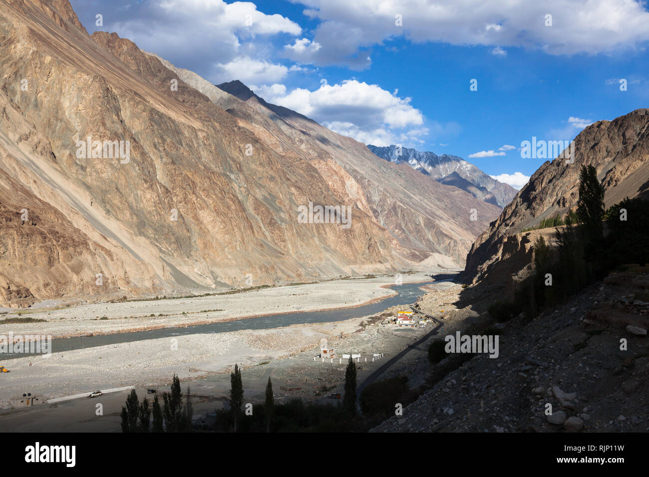 Paysages de l'après-midi de fleuves Shyok River dans le domaine de l'Turtuk village situé dans la vallée de Nubra près de la ligne de commande, de Jammu-et-Cachemire, Ladakh, Inde Banque D'Images