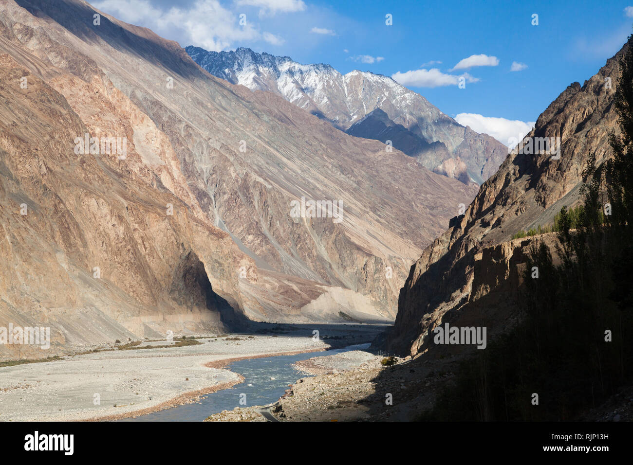 Paysages de l'après-midi de fleuves Shyok River dans le domaine de l'Turtuk village situé dans la vallée de Nubra près de la ligne de commande, de Jammu-et-Cachemire, Ladakh, Inde Banque D'Images