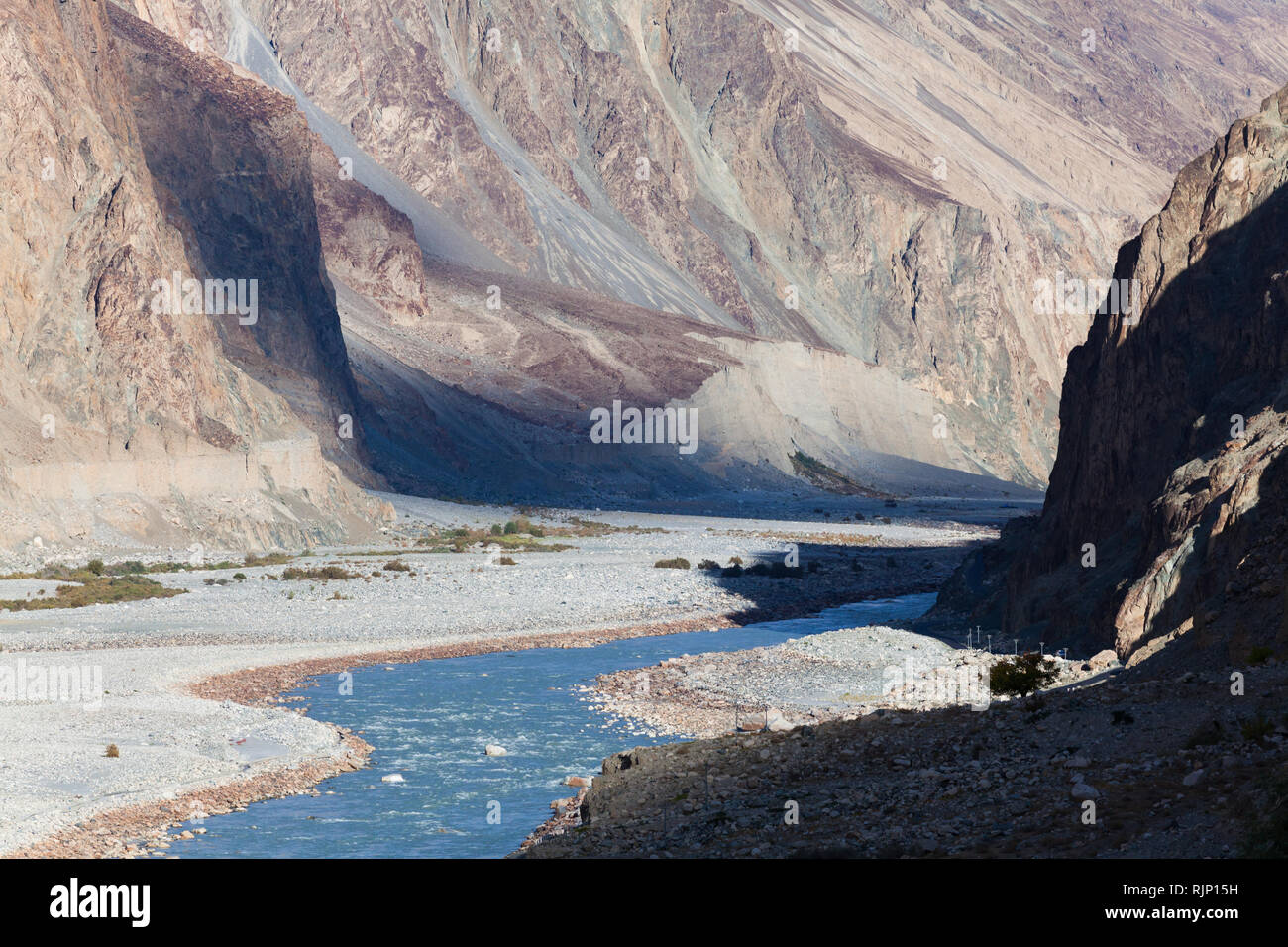 Paysages de l'après-midi de fleuves Shyok River dans le domaine de l'Turtuk village situé dans la vallée de Nubra près de la ligne de commande, de Jammu-et-Cachemire, Ladakh, Inde Banque D'Images