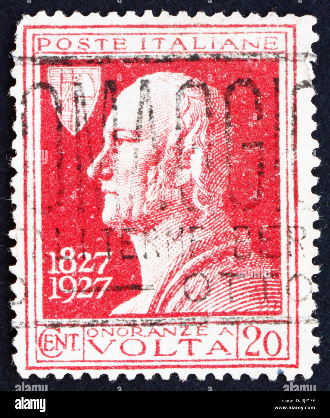 Italie - VERS 1927 : timbre imprimé dans l'Italie montre Count Alessandro Volta, Physicien, Invention de la cellule électrique, Batterie, vers 1927 Banque D'Images Italie - VERS 1927 : timbre imprimé dans l'Italie montre Count Alessandro Volta, Physicien, Invention de la cellule électrique, Batterie, vers 1927 Banque D'Images