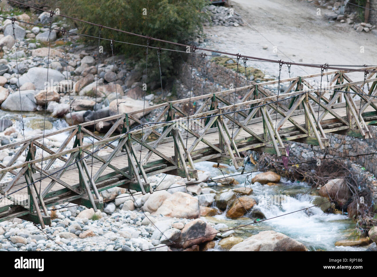 Pont de bois dans Turtuk village situé dans la vallée de Nubra (en partie le long de fleuves Shyok River) à proximité de la ligne de commande, de Jammu-et-Cachemire, Ladakh, Inde Banque D'Images