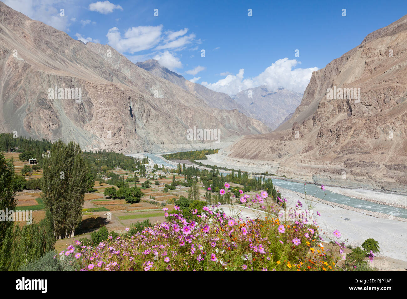 Turtuk village et fleuves Shyok River (vue de l'espace de Gompa bouddhiste en direction de K2 au Pakistan), près de la ligne de commande, de la vallée de Nubra, Ladakh, Inde Banque D'Images