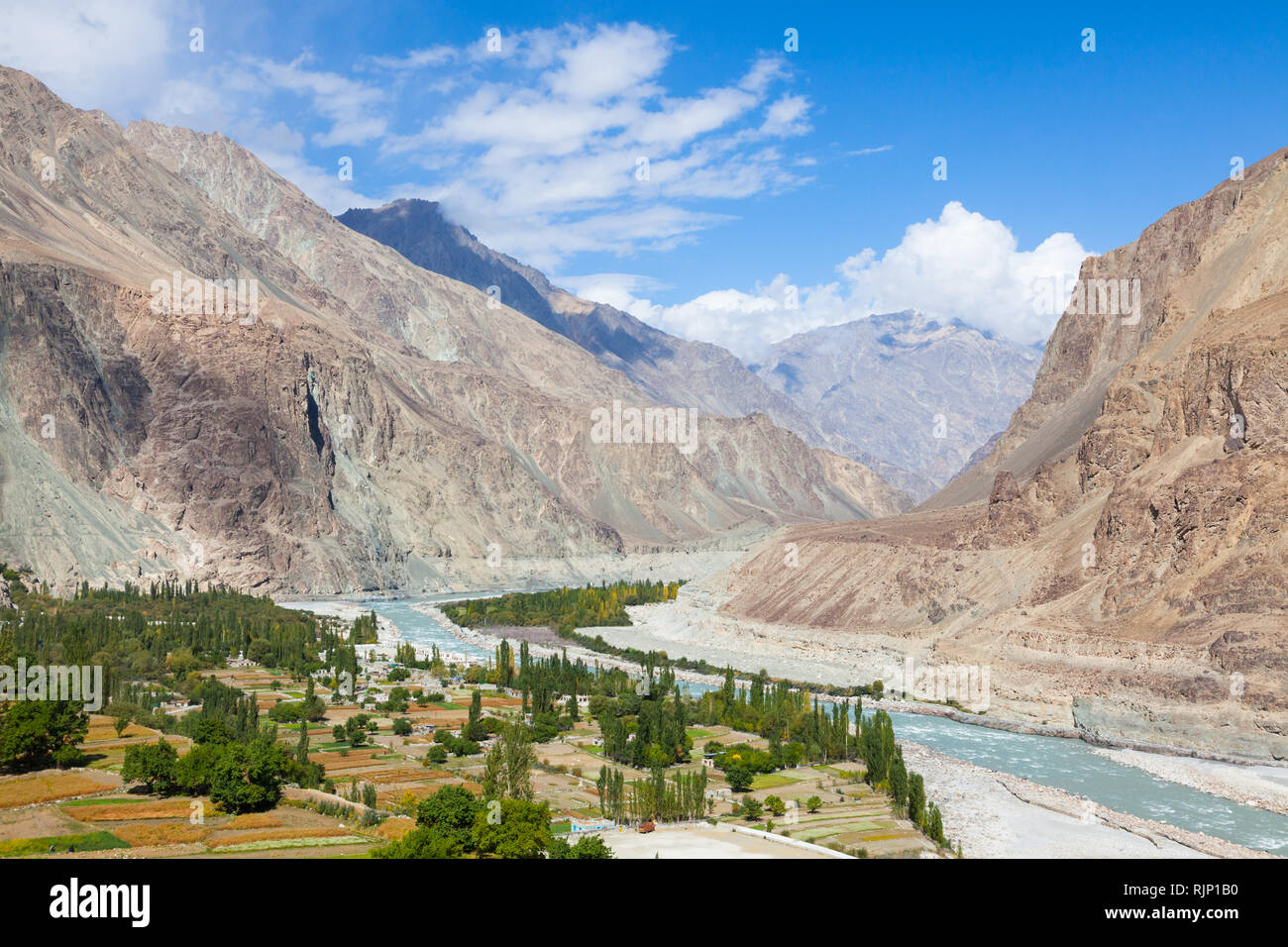 Turtuk village et fleuves Shyok River (vue de l'espace de Gompa bouddhiste en direction de K2 au Pakistan), près de la ligne de commande, de la vallée de Nubra, Ladakh, Inde Banque D'Images