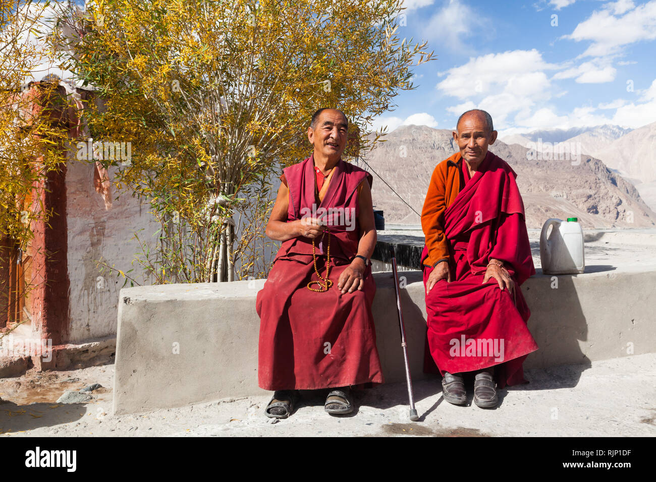 Deux moines à Diskit Gompa (également connu sous le nom de Deskit Gompa), la Vallée de Nubra, Ladakh, le Jammu-et-Cachemire, l'Inde Banque D'Images
