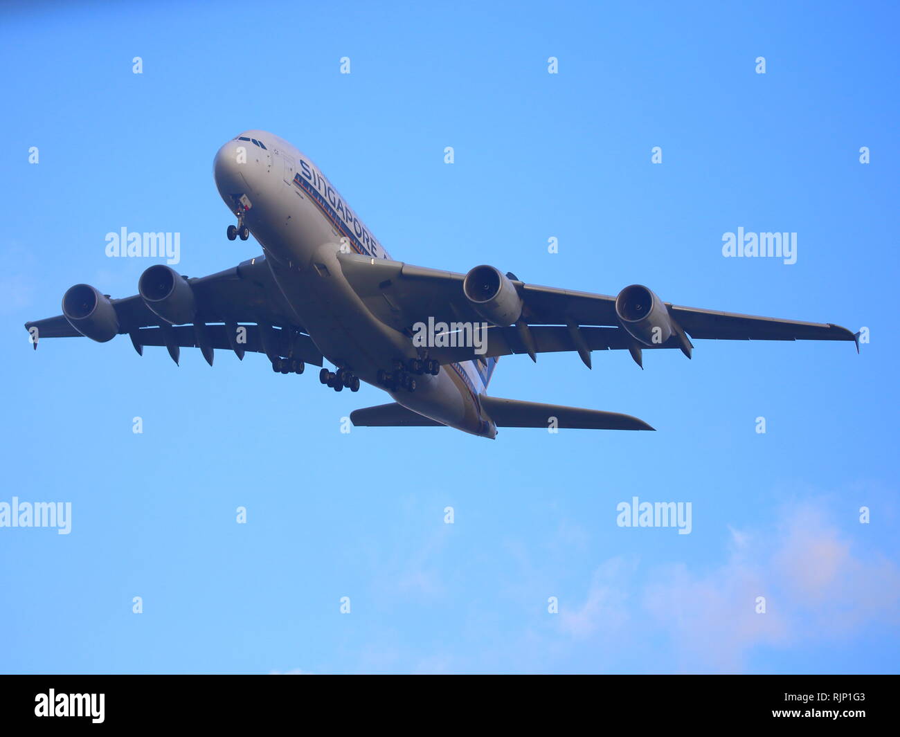 Airbus A380 Singapore airlines passenger jet aircraft with landing gear abaissé Banque D'Images