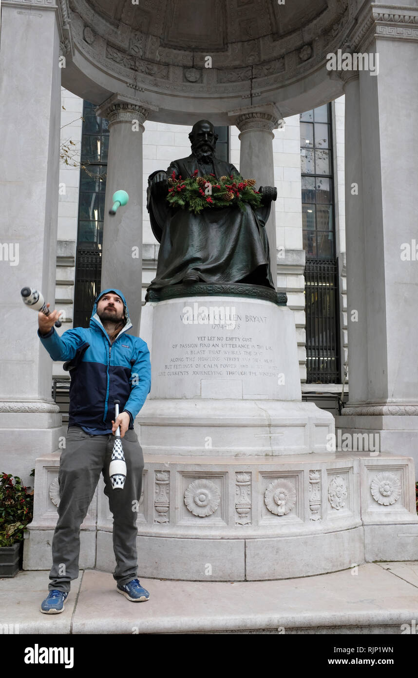 Un homme savoir jongler pratique en face de la William Cullen Bryant Memorial à Bryant Park.Manhattan.New York City.NY.USA Banque D'Images