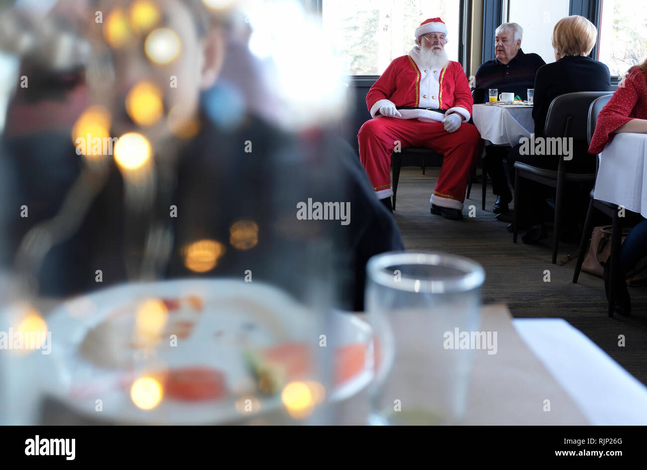 Père Noël rendez visite à des clients dans un restaurant de matin de Noël. Magog.quebec.Canada Banque D'Images