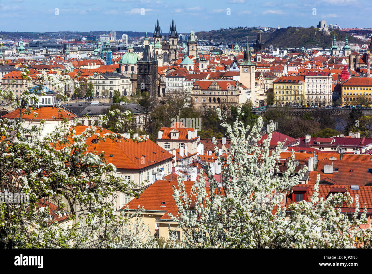 Paysage urbain de Prague surplombant les toits de tuiles rouges de Mala Strana et la vieille ville depuis le Petrín centre-ville florissant de Prague République tchèque Spring Europe Banque D'Images