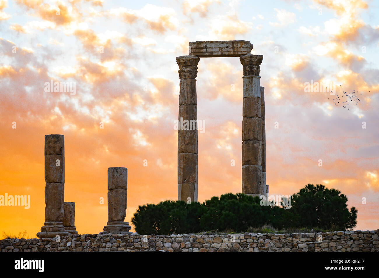 La vue étonnante de quelques magnifiques colonnes de la Citadelle d'Amman au cours d'un beau coucher du soleil, la Jordanie. Banque D'Images