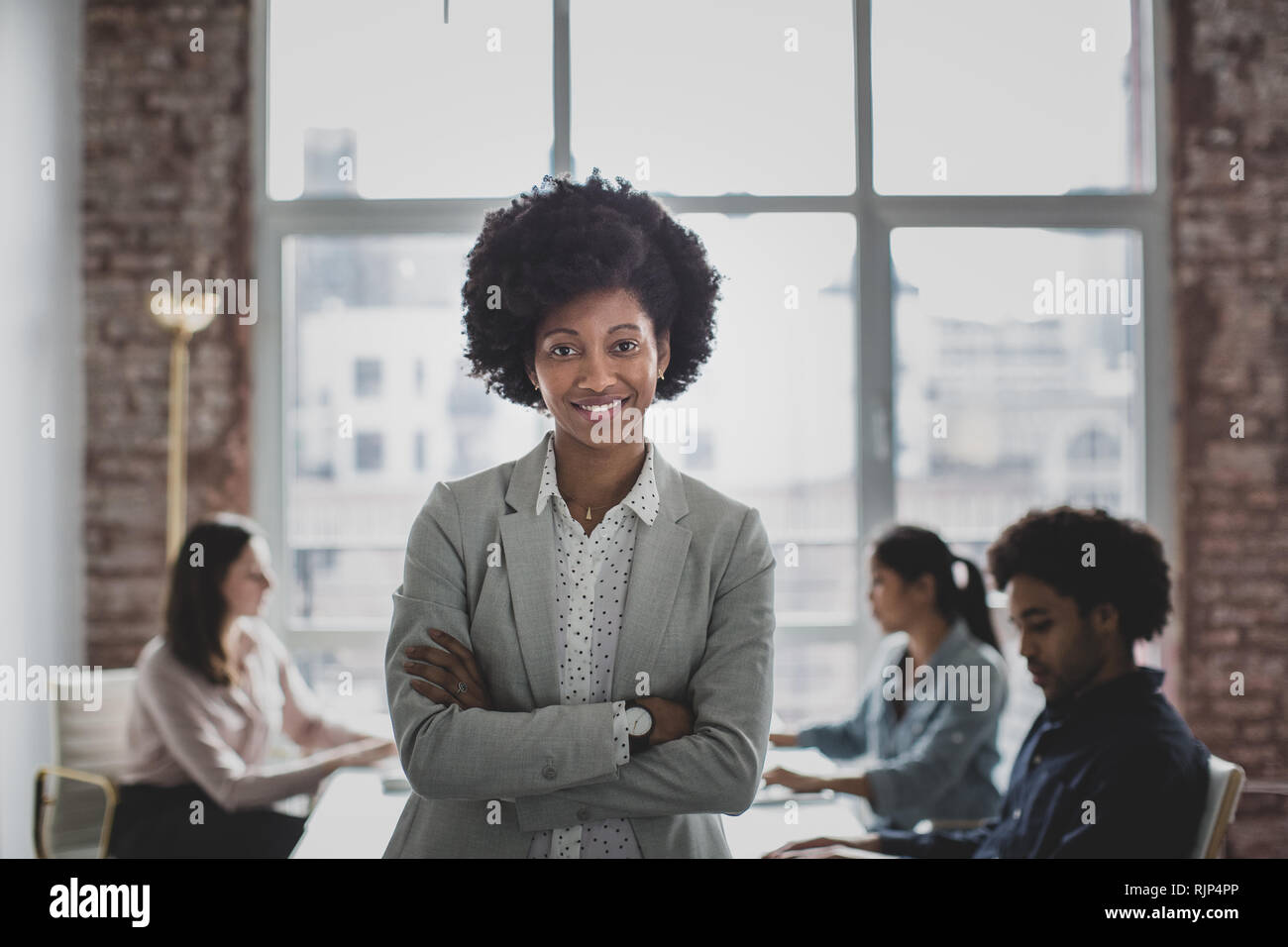 Portrait of African American businesswoman avec ses employés Banque D'Images Portrait of African American businesswoman avec ses employés Banque D'Images