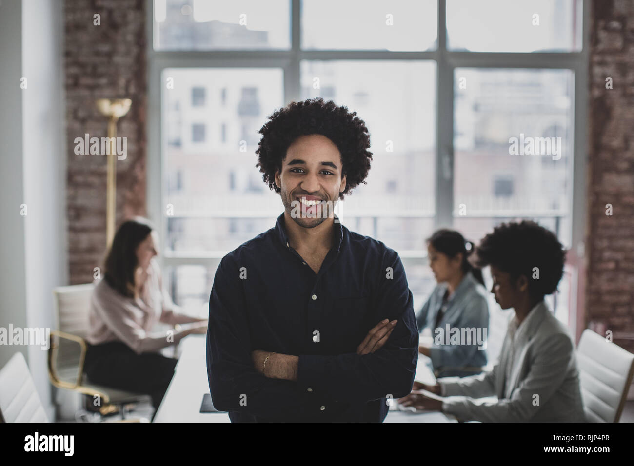 Portrait of African American businessman avec ses employés Banque D'Images Portrait of African American businessman avec ses employés Banque D'Images