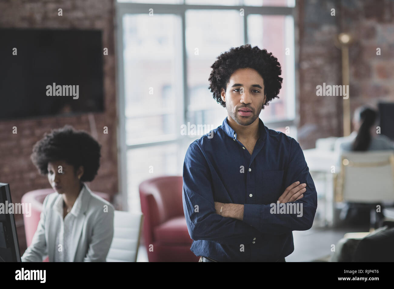 Portrait of African American businessman dans un bureau de travail Banque D'Images