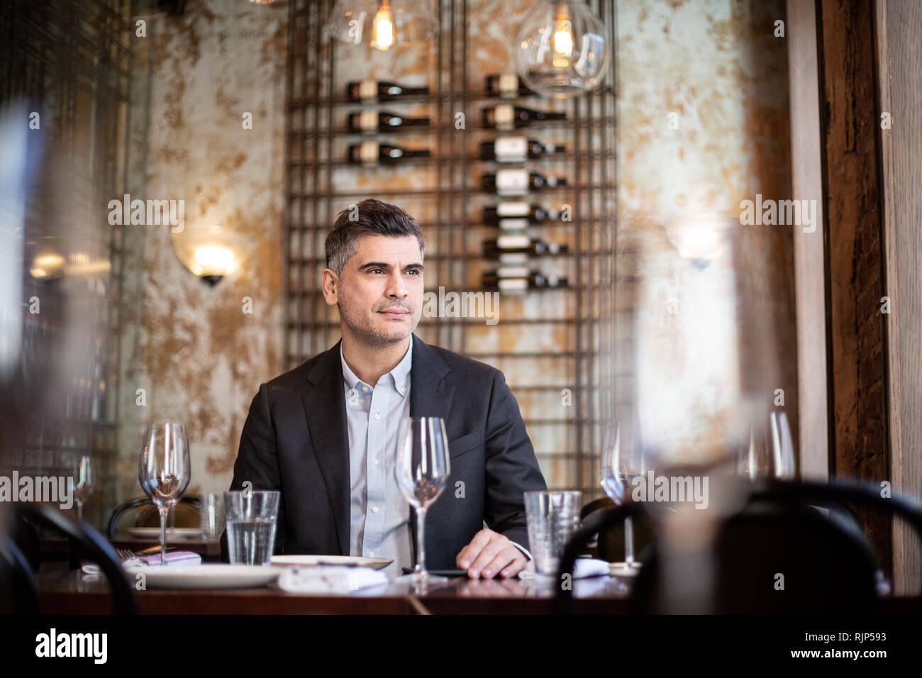 Businessman thinking in a restaurant Banque D'Images