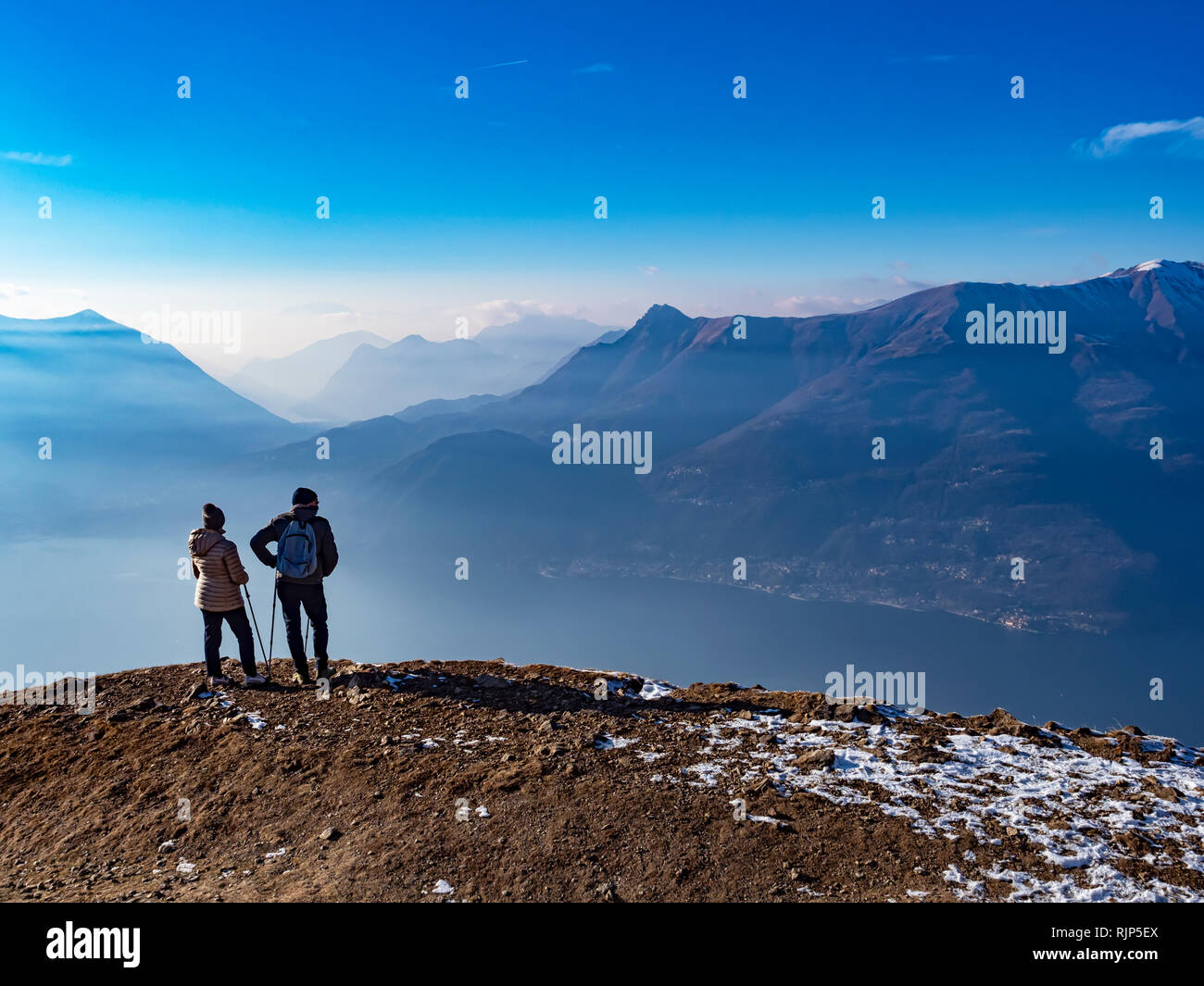 Trekking dans les alpes Banque D'Images