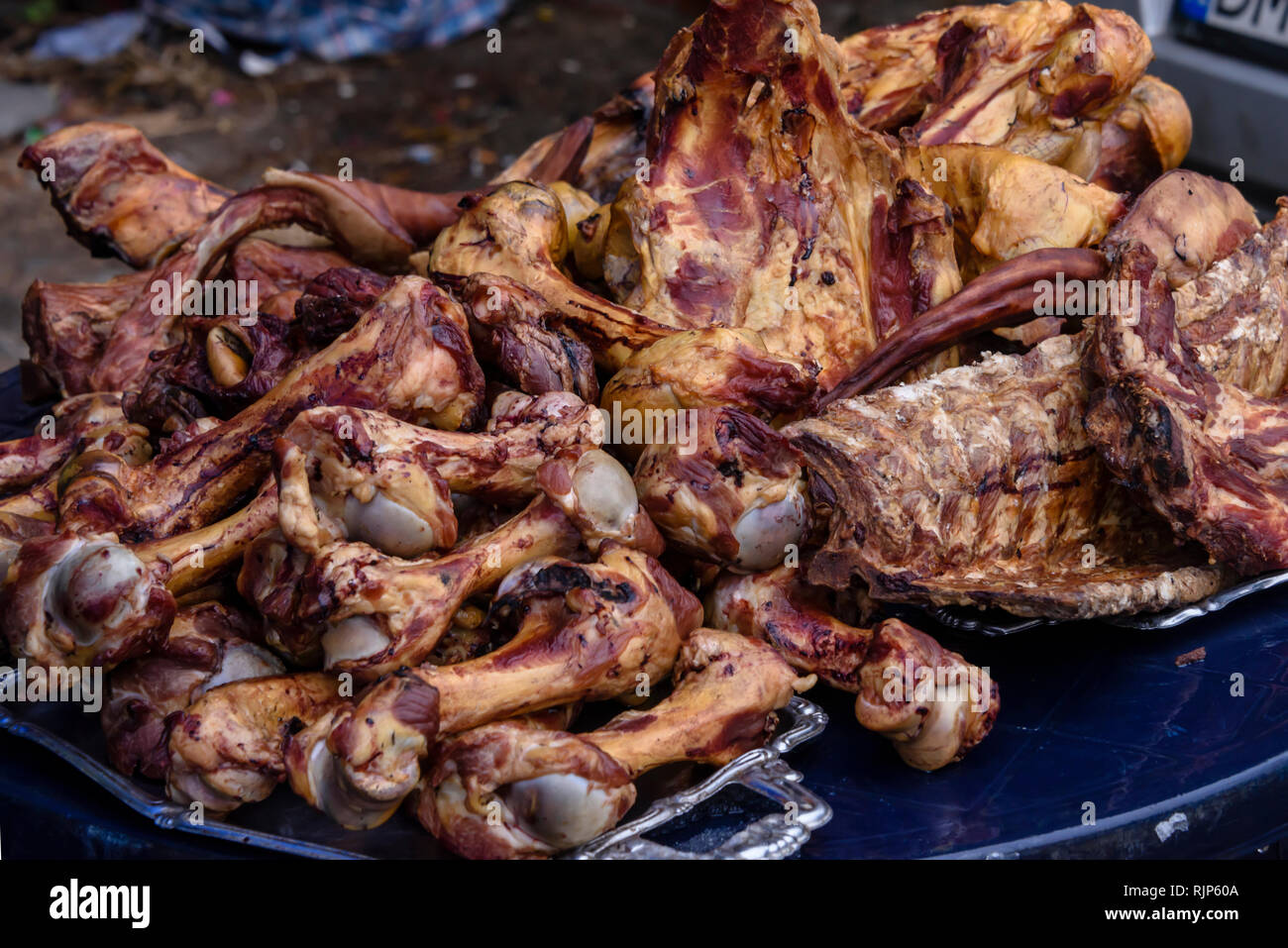 La viande séchée et les os pour chiens en vente sur un marché polonais. Pologne Banque D'Images