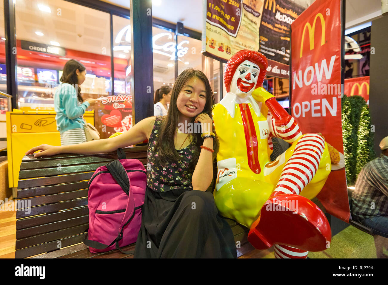 PATTAYA, THAÏLANDE - 18 février, 2016 : woman posing près de Ronald McDonald. Ronald McDonald est un clown caractère utilisé comme la mascotte du primaire Banque D'Images