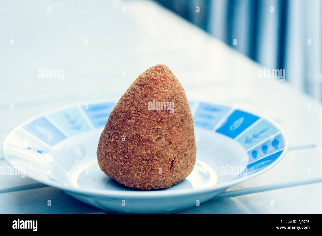 Snack-sicilienne, au plat de la balle de riz arancino sur une assiette, de l'alimentation de rue typique de la Sicile Banque D'Images