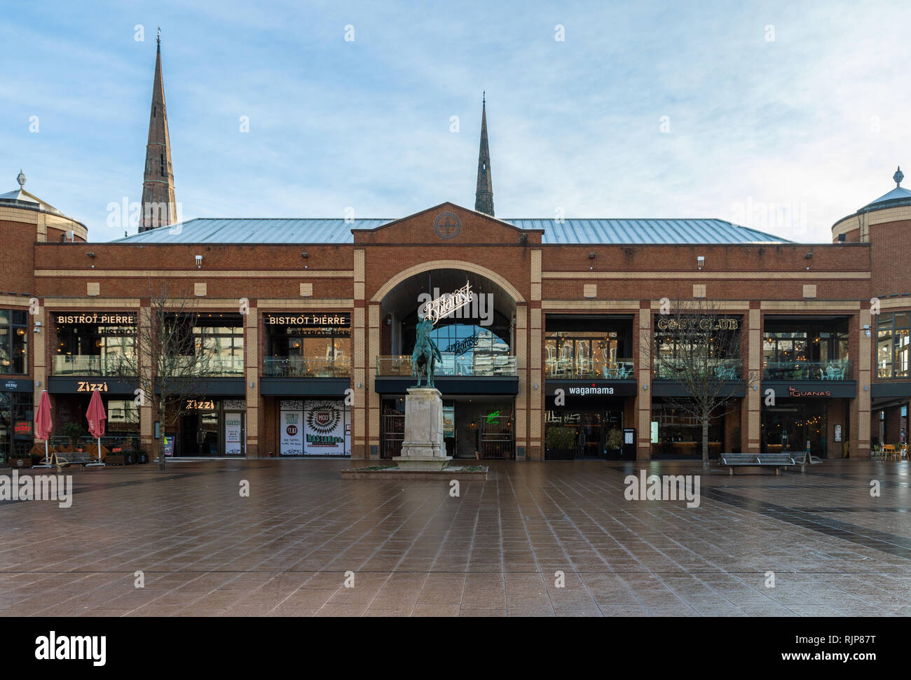 Voies de la cathédrale de Coventry, l'entrepreneur a donné le feu vert pour créer six nouveaux restaurants, en partie grâce à la création d'une extension de deux étages Banque D'Images