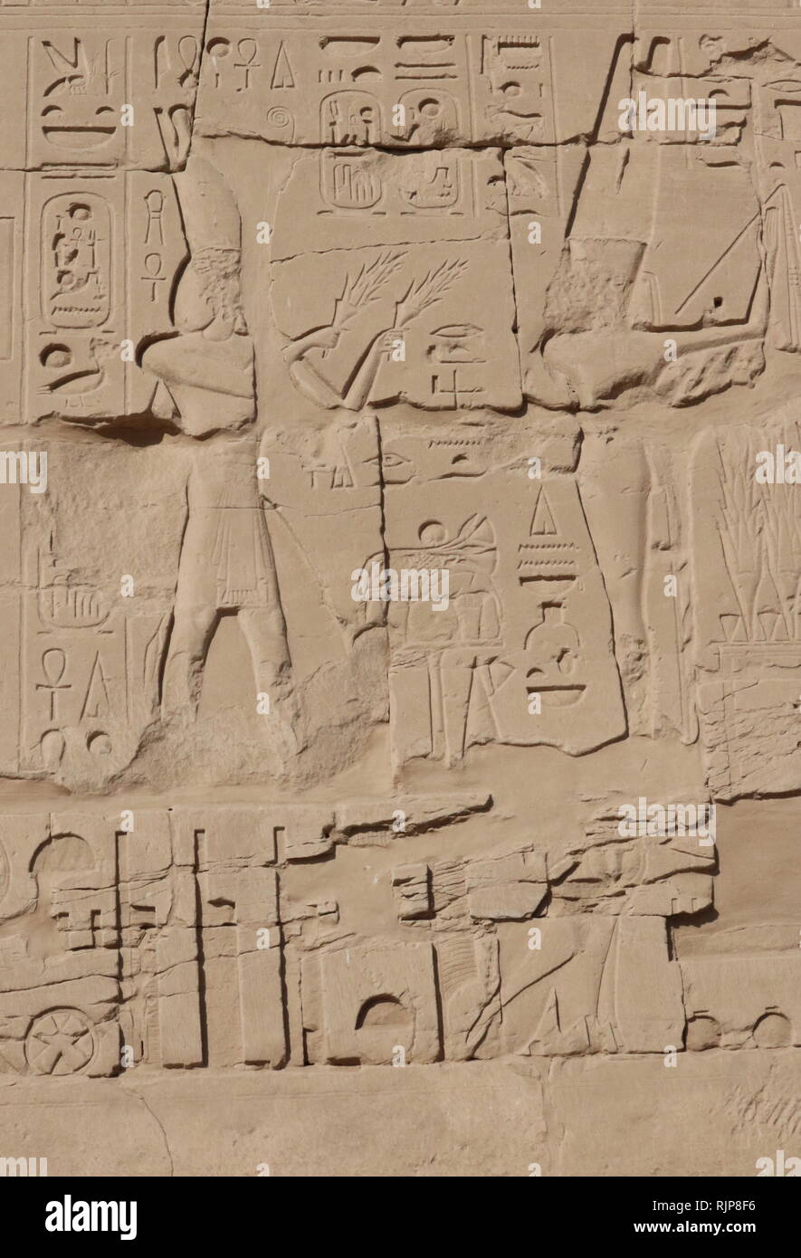 Une photographie prise de la salle des fêtes de Thoutmosis III (Akh-menu) est un ancien lieu de culte à Louxor (Thèbes), l'Égypte. Il est situé au coeur de l'enceinte d'Amon-Rê, dans le complexe du temple de Karnak. Le hall est situé à la fin de l'Empire du Milieu. Il a initialement été construit pour célébrer le Jubilé (Heb-Sed) de la xviiième dynastie pharaon, Thoutmosis III, et devint plus tard utilisé dans le cadre du Festival annuel de l'OFFT. vers 1425 av. Banque D'Images