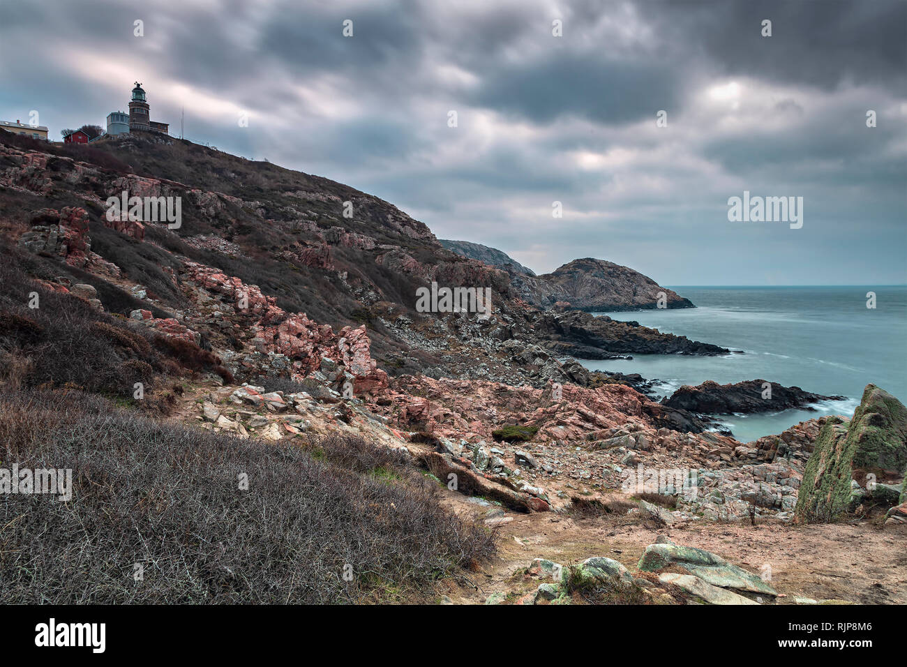 Les falaises déchiquetées de la côte du parc national. Kullaberg, Suède. Banque D'Images