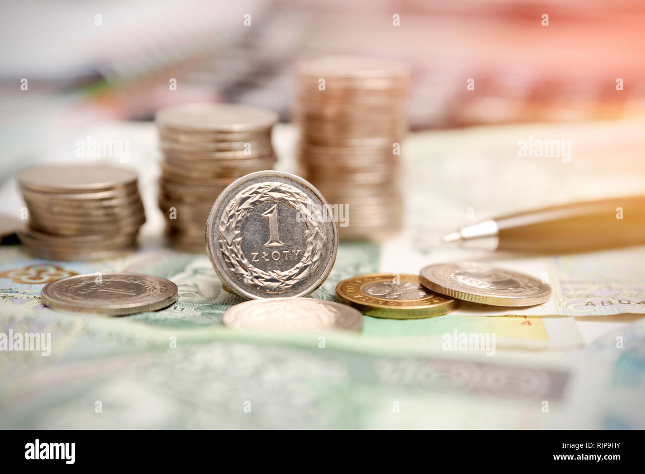 Devise polonaise, pile de pièces de monnaie polonaise. La pièce 1 zloty est au premier plan. Concept d'affaires et financiers Banque D'Images