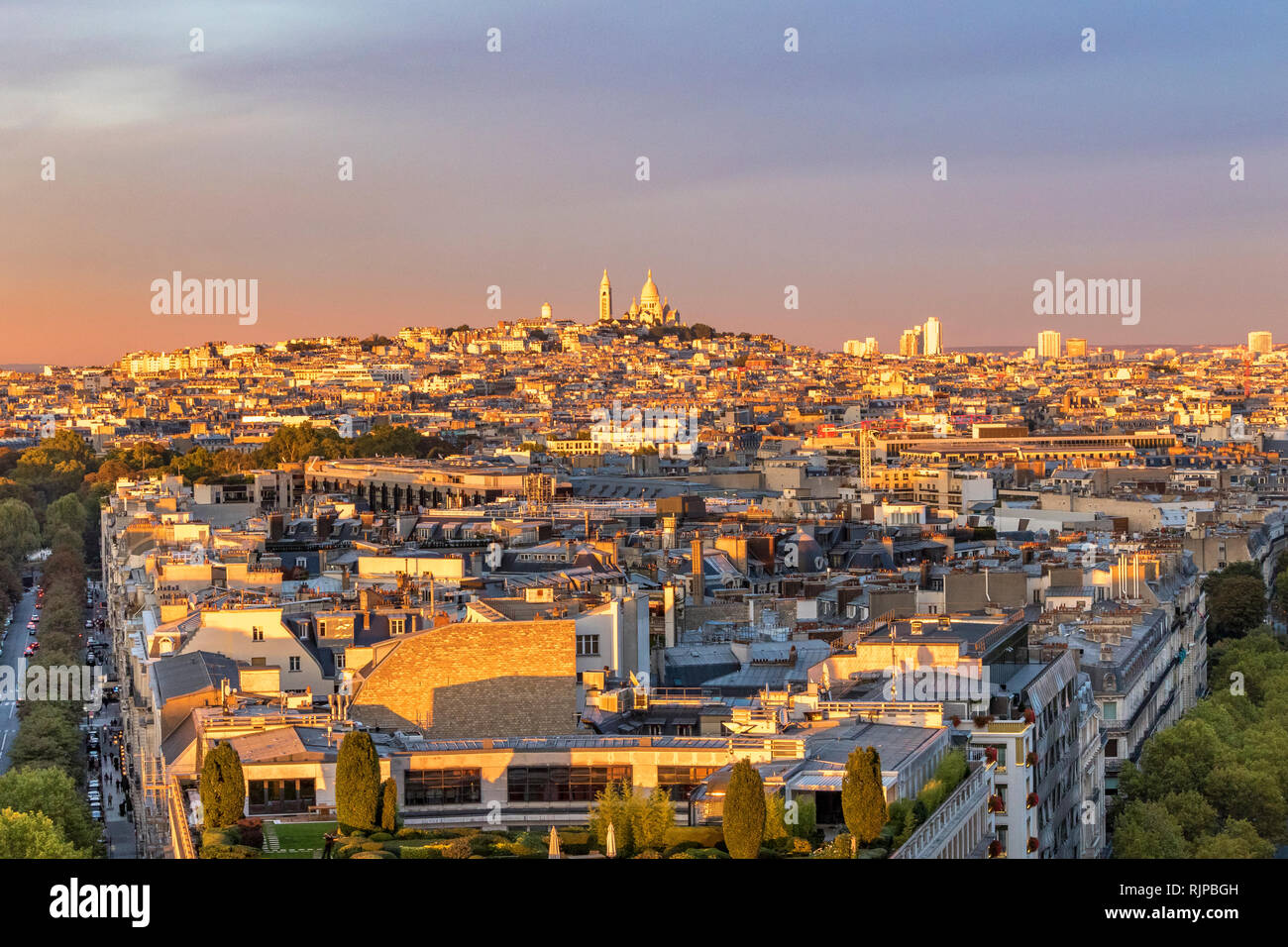 Le Sacré-Cœur et de Montmartre au coucher du soleil depuis le toit de l'Arc de Triomphe, Paris, France Banque D'Images