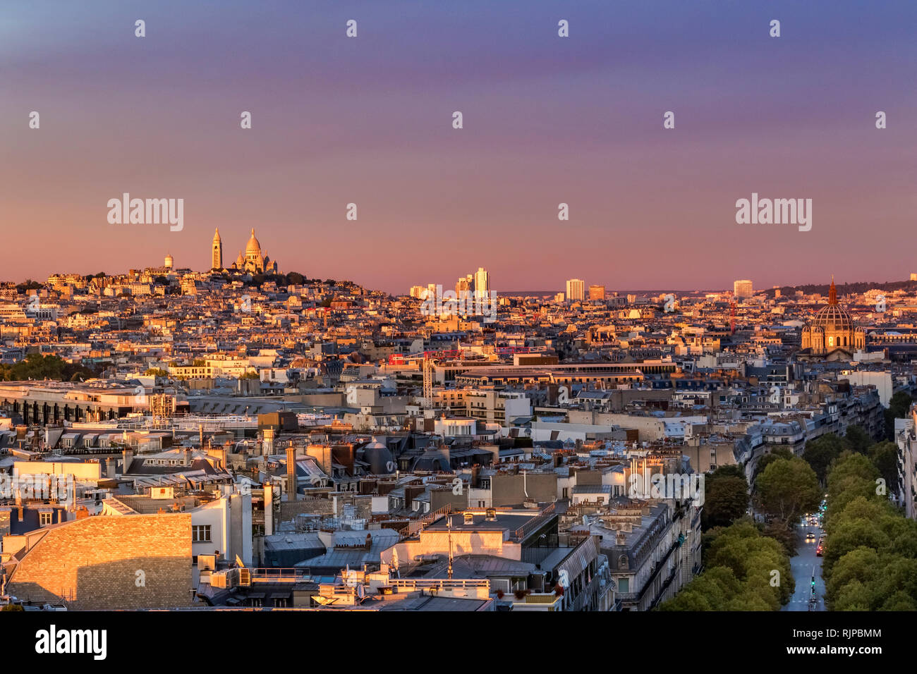 Le Sacré-Cœur et de Montmartre au coucher du soleil depuis le toit de l'Arc de Triomphe, Paris, France Banque D'Images