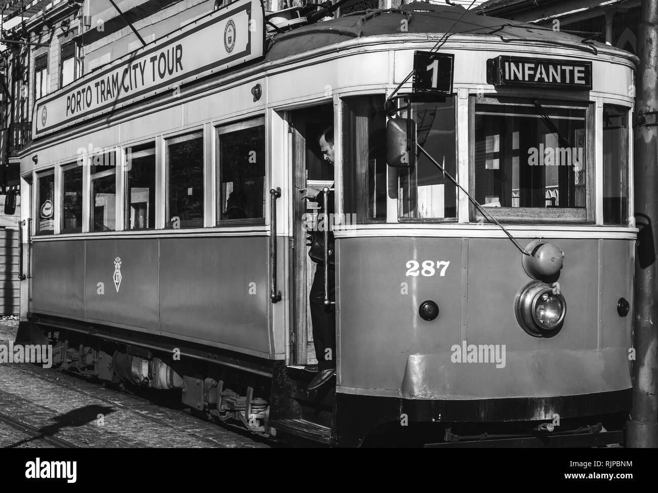 Ancien Tramway de la ville de Porto du Portugal avec le pilote en attente d'une nouvelle tournée en noir et blanc Banque D'Images