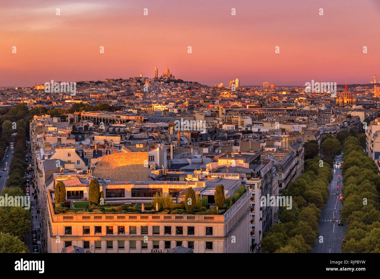 Le Sacré-Cœur et de Montmartre au coucher du soleil depuis le toit de l'Arc de Triomphe, Paris, France Banque D'Images