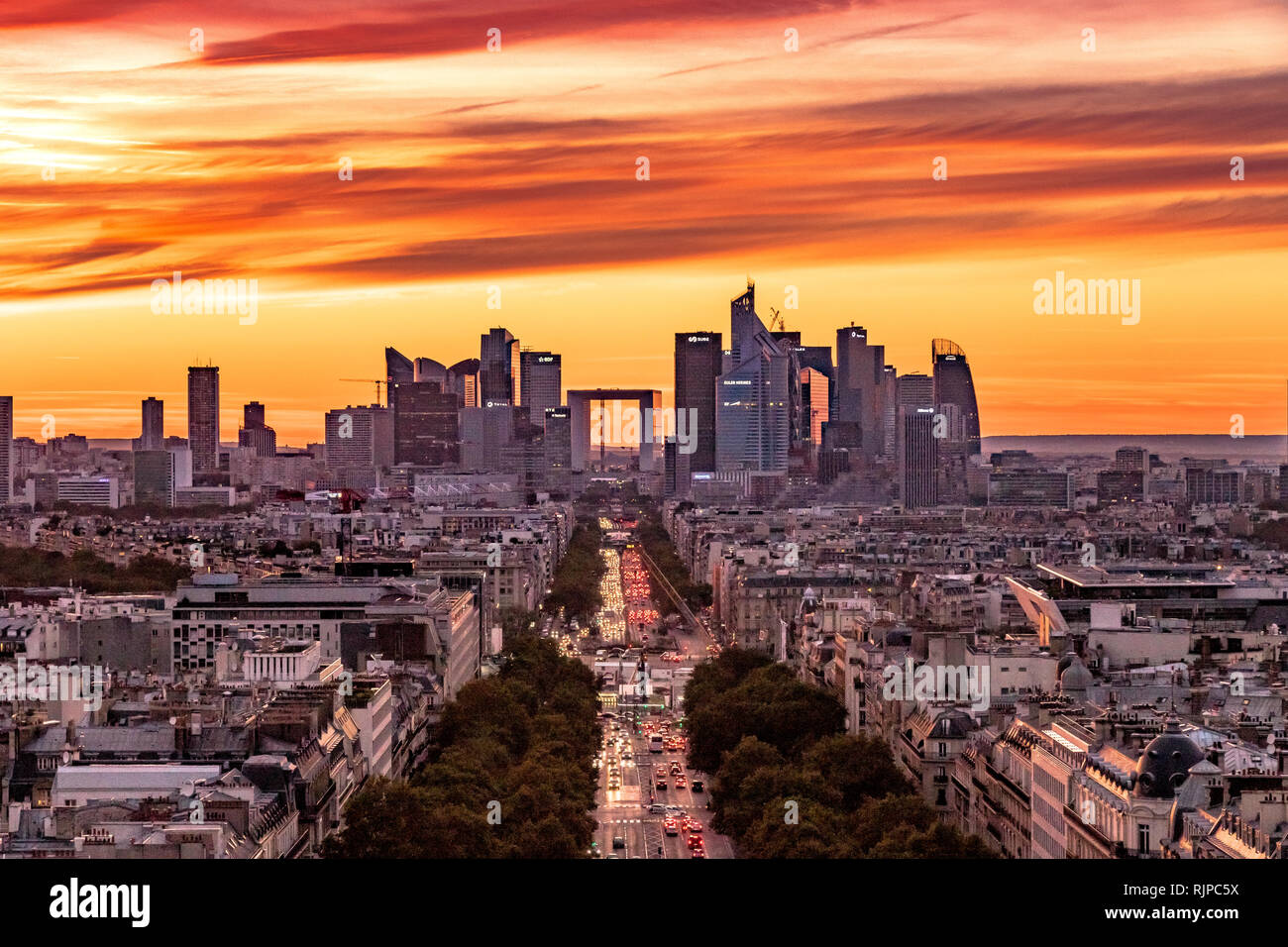 Les gratte-ciel de la Défense , un haut lieu du quartier d'affaires construit à cet effet vu du toit de l'Arc de Triomphe au coucher du soleil , Paris Banque D'Images