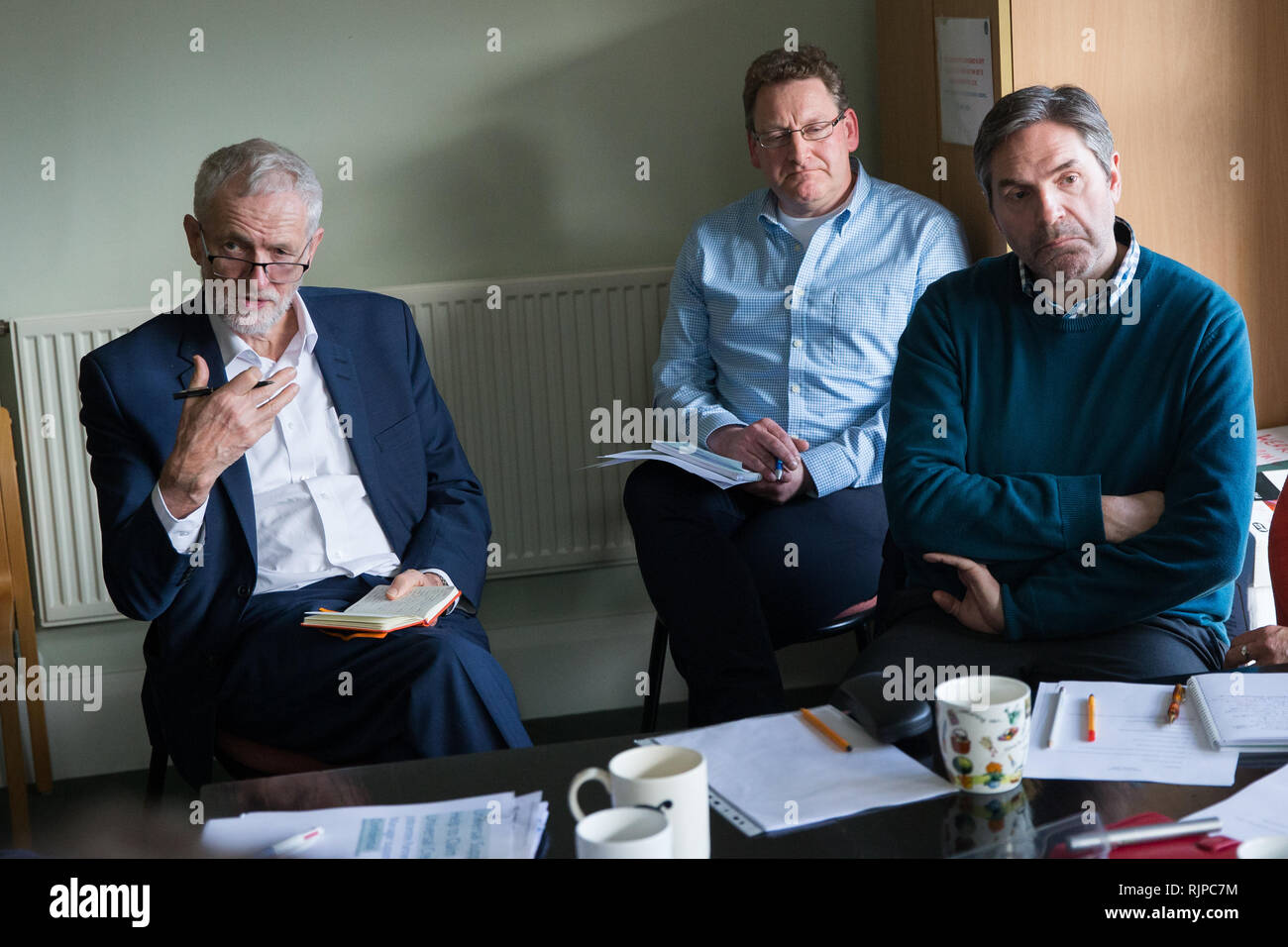 Leader du travail Jeremy Corbyn, lors d'une visite à un centre de conseils et de prestations de logement dans la région de Worcester à discuter de travail faiblement rémunéré, l'insécurité d'emploi et de la pauvreté au travail. Banque D'Images