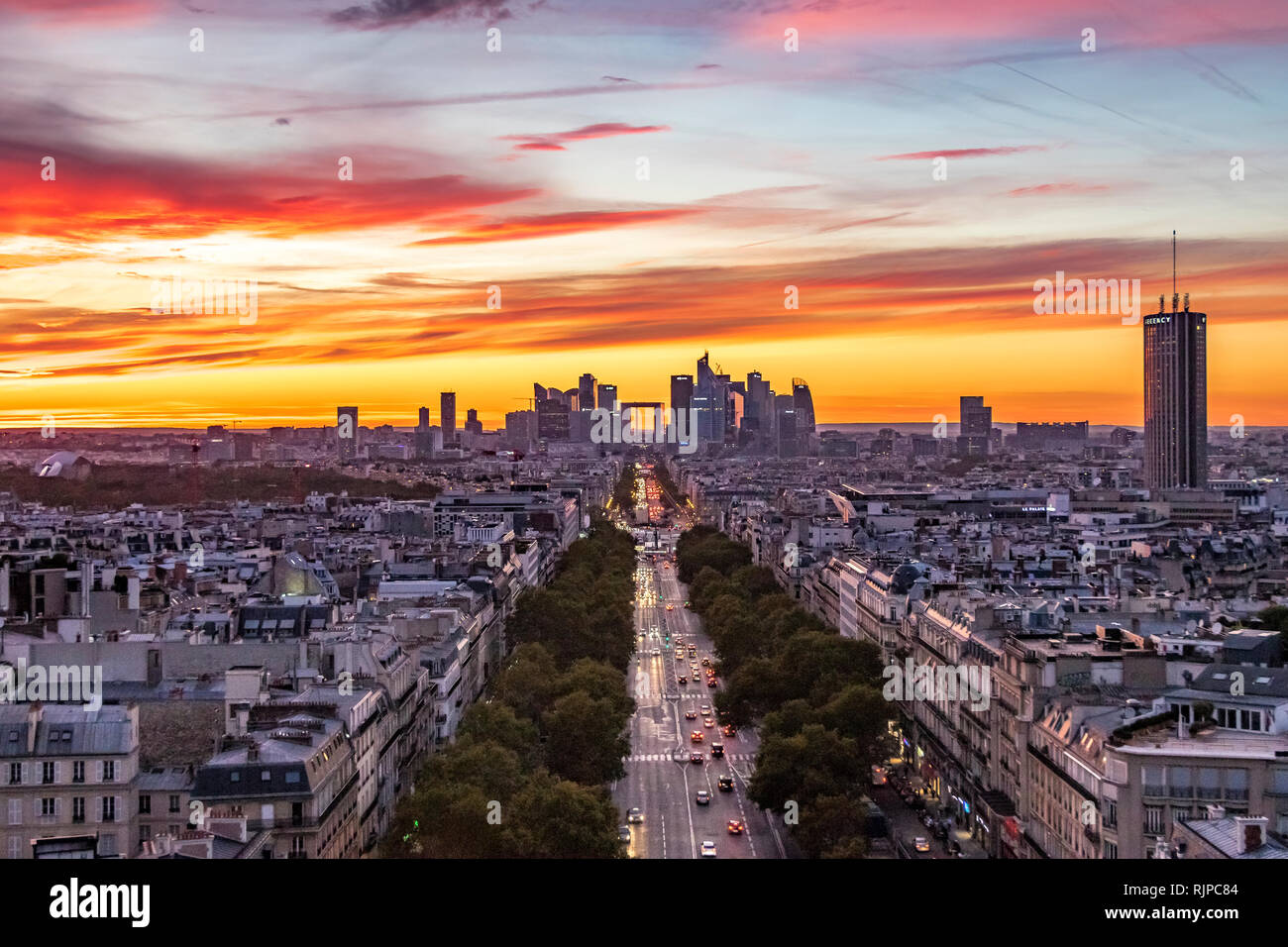 Les gratte-ciel de la Défense , un haut lieu du quartier d'affaires construit à cet effet vu du toit de l'Arc de Triomphe au coucher du soleil , Paris Banque D'Images