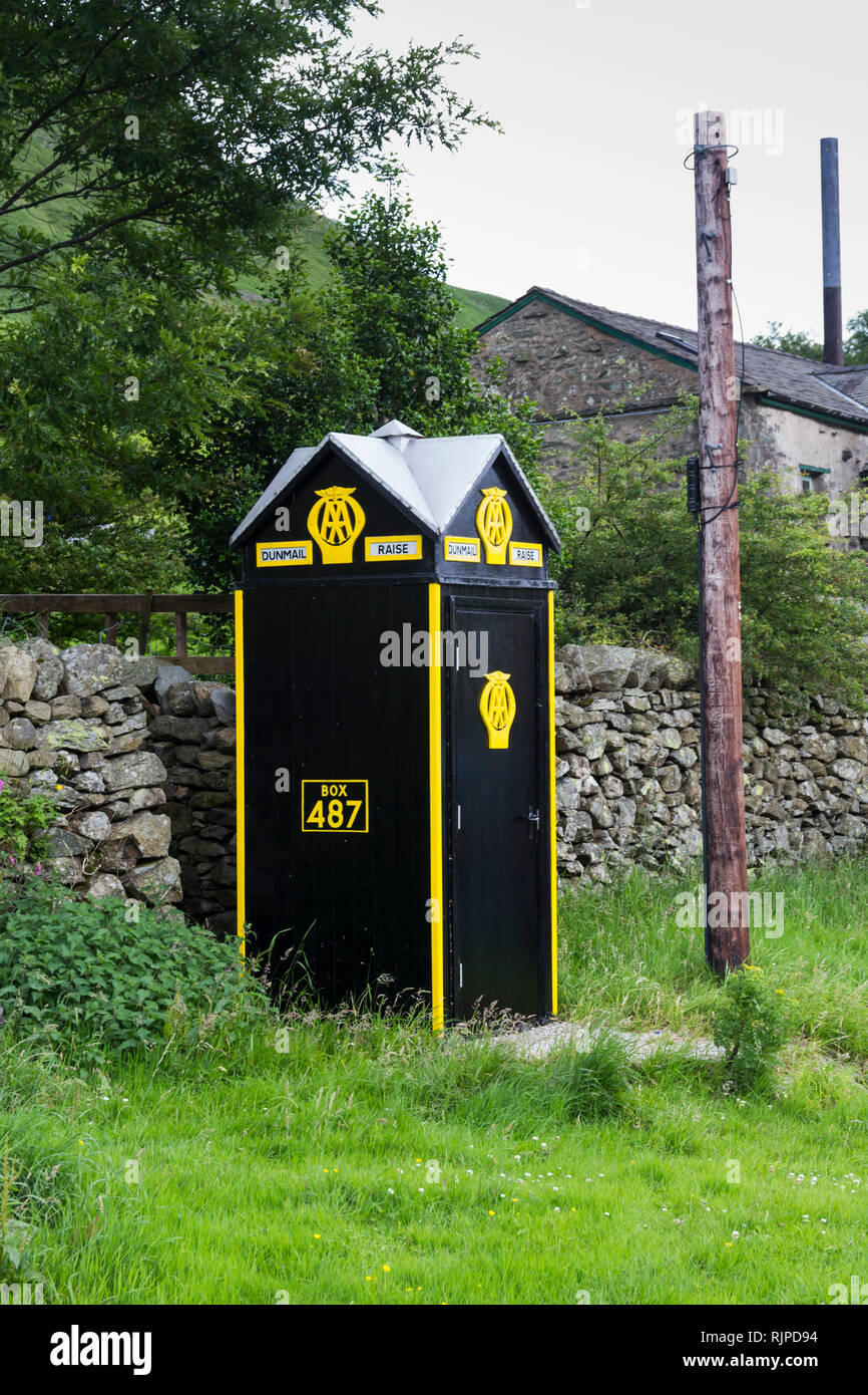 Automobile Association (AA) téléphone d'urgence routière fort, situé près de Dunmail sensibiliser sur l'A591, au nord de Grasmere, Cumbria. L'AA téléphone bo Banque D'Images