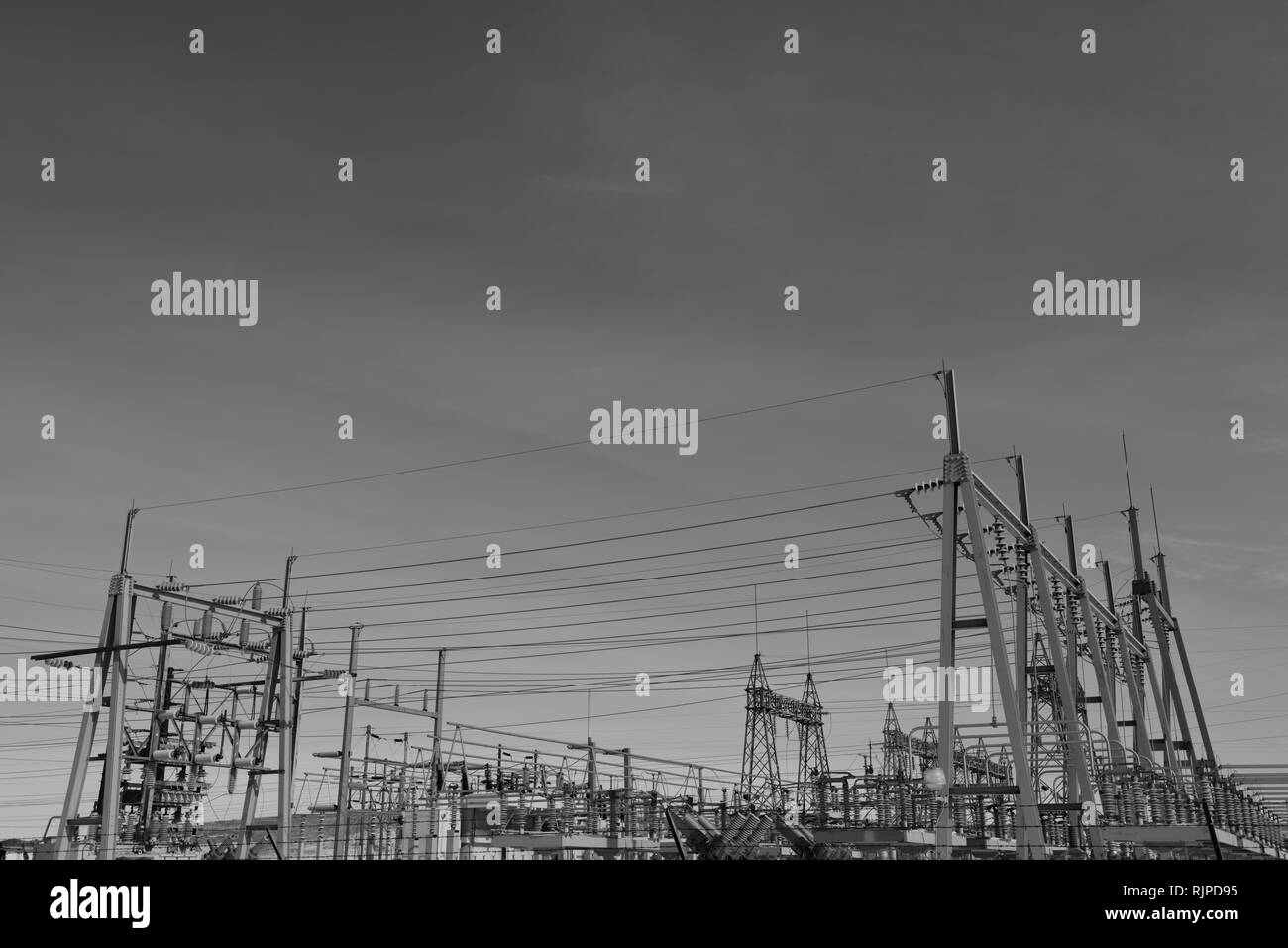 Électrique, sous-station haute tension de la structure métallique dans le Dakota du Sud, USA. Banque D'Images