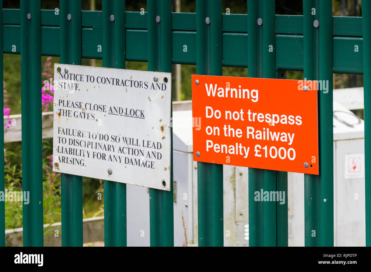 N'empiète pas sur le panneau d'avertissement de fer sur une porte d'accès sur le drapeau Lane, Penwortham, près de Preston. La porte donne l'accès des véhicules au chemin de fer. Banque D'Images