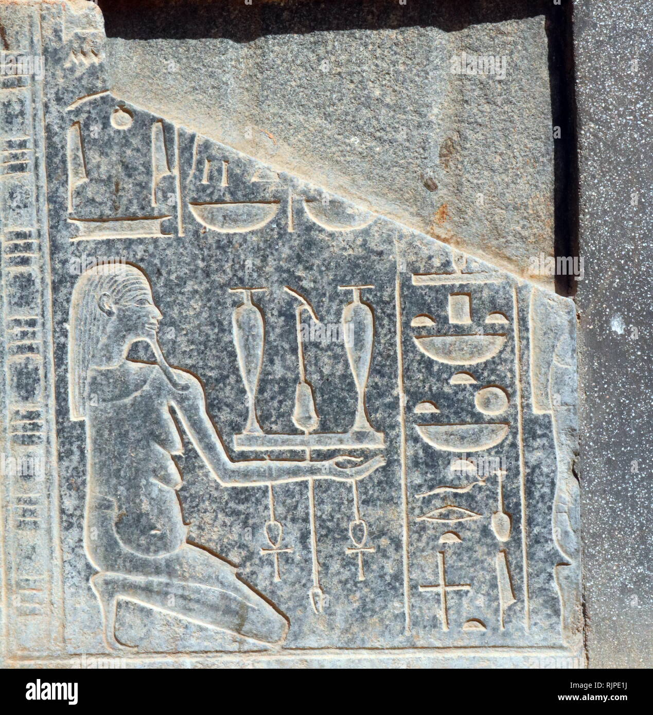 Une photographie prise de la chapelle rouge d'Hatchepsout (la chapelle rouge) construite initialement comme une barque de culte pendant le règne d'Hatshepsout, le cinquième pharaon de la xviiie dynastie de l'Egypte ancienne et a décidé d'environ 1479 à 1458 BC. Bien qu'il avaient été démolies et les pièces ont été réutilisés dans l'antiquité, redécouverte suivants, la chapelle a été reconstruite en utilisant ses matériaux d'origine. Son emplacement d'origine est pensé pour avoir été dans la cour centrale du temple d'Amon à Karnak, près de Thèbes. Banque D'Images