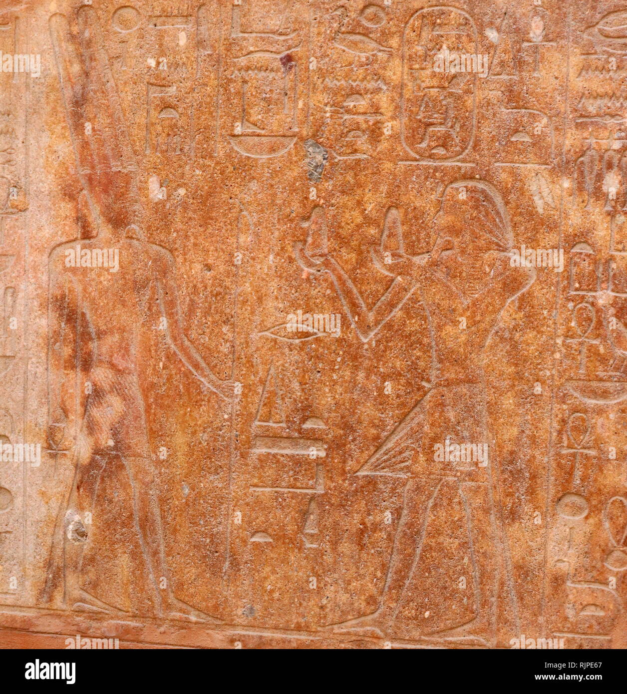 Une photographie prise de la chapelle rouge d'Hatchepsout (la chapelle rouge) construite initialement comme une barque de culte pendant le règne d'Hatshepsout, le cinquième pharaon de la xviiie dynastie de l'Egypte ancienne et a décidé d'environ 1479 à 1458 BC. Bien qu'il avaient été démolies et les pièces ont été réutilisés dans l'antiquité, redécouverte suivants, la chapelle a été reconstruite en utilisant ses matériaux d'origine. Son emplacement d'origine est pensé pour avoir été dans la cour centrale du temple d'Amon à Karnak, près de Thèbes. Banque D'Images