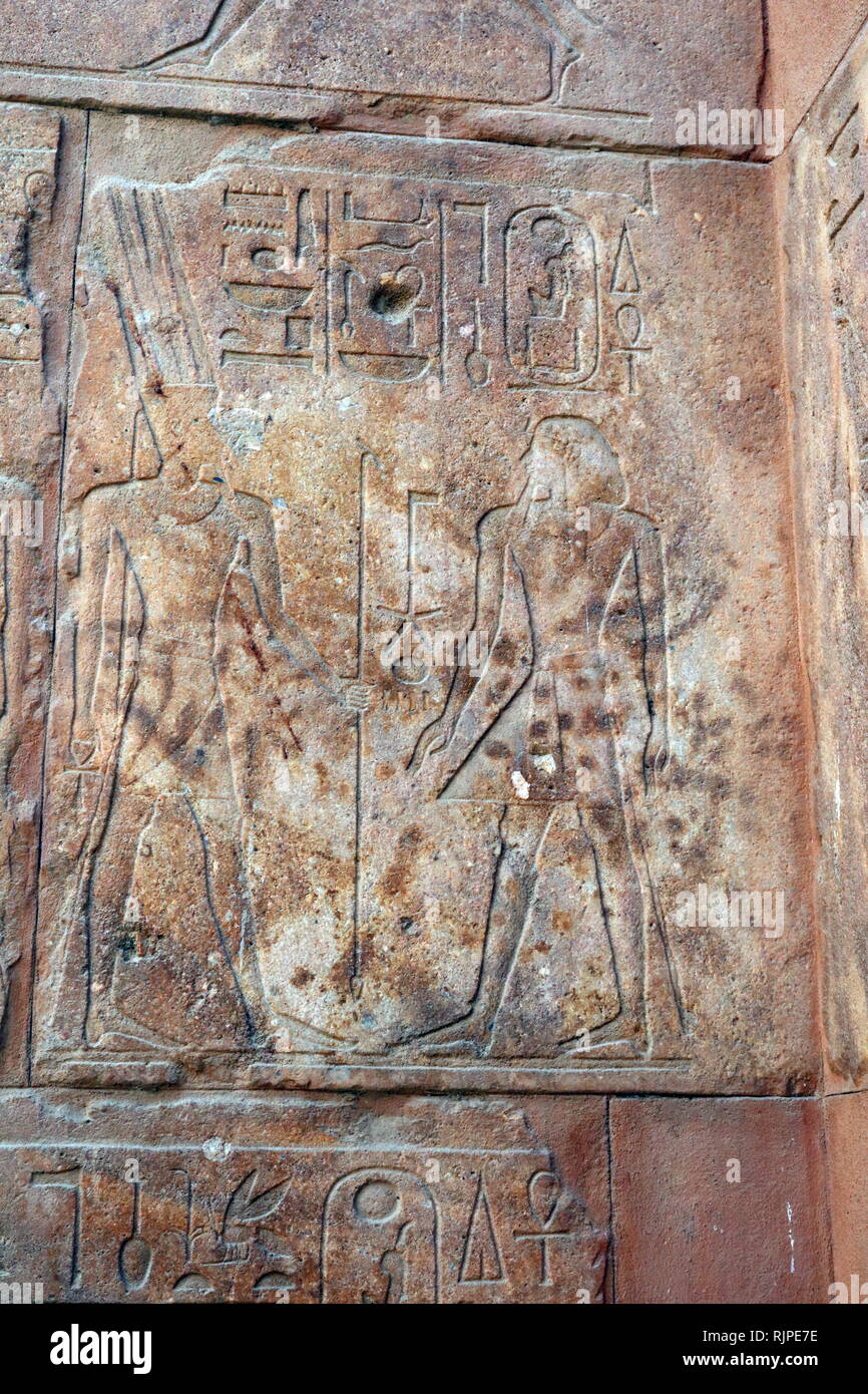 Une photographie prise de la chapelle rouge d'Hatchepsout (la chapelle rouge) construite initialement comme une barque de culte pendant le règne d'Hatshepsout, le cinquième pharaon de la xviiie dynastie de l'Egypte ancienne et a décidé d'environ 1479 à 1458 BC. Bien qu'il avaient été démolies et les pièces ont été réutilisés dans l'antiquité, redécouverte suivants, la chapelle a été reconstruite en utilisant ses matériaux d'origine. Son emplacement d'origine est pensé pour avoir été dans la cour centrale du temple d'Amon à Karnak, près de Thèbes. Banque D'Images