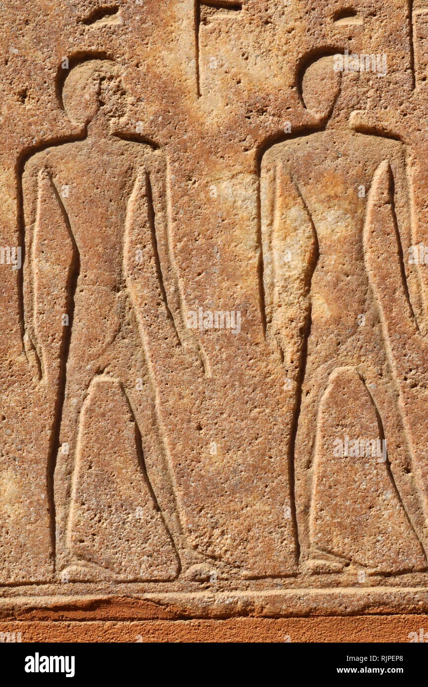 Une photographie prise de la chapelle rouge d'Hatchepsout (la chapelle rouge) construite initialement comme une barque de culte pendant le règne d'Hatshepsout, le cinquième pharaon de la xviiie dynastie de l'Egypte ancienne et a décidé d'environ 1479 à 1458 BC. Bien qu'il avaient été démolies et les pièces ont été réutilisés dans l'antiquité, redécouverte suivants, la chapelle a été reconstruite en utilisant ses matériaux d'origine. Son emplacement d'origine est pensé pour avoir été dans la cour centrale du temple d'Amon à Karnak, près de Thèbes. Banque D'Images