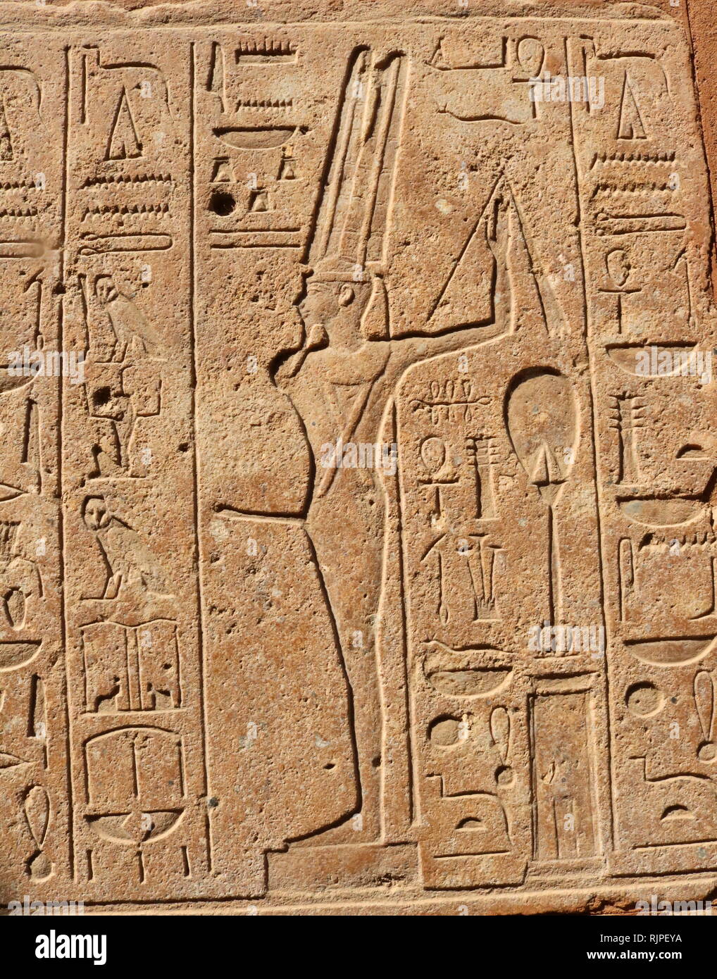 Une photographie prise de la chapelle rouge d'Hatchepsout (la chapelle rouge) construite initialement comme une barque de culte pendant le règne d'Hatshepsout, le cinquième pharaon de la xviiie dynastie de l'Egypte ancienne et a décidé d'environ 1479 à 1458 BC. Bien qu'il avaient été démolies et les pièces ont été réutilisés dans l'antiquité, redécouverte suivants, la chapelle a été reconstruite en utilisant ses matériaux d'origine. Son emplacement d'origine est pensé pour avoir été dans la cour centrale du temple d'Amon à Karnak, près de Thèbes. Banque D'Images