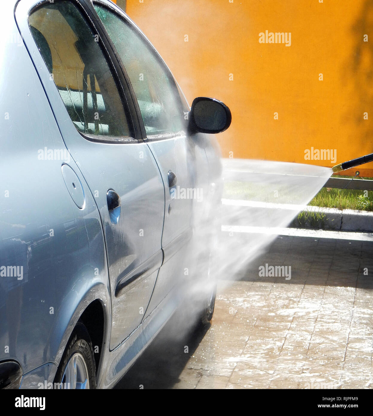 Machine de lavage sous pression de la mousse de nettoyage porte de voiture Banque D'Images